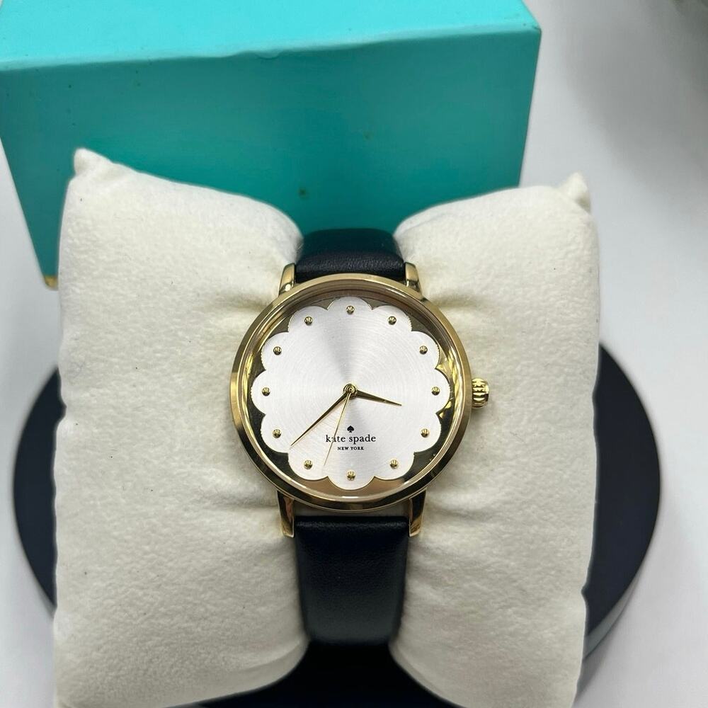 Kate Spade New York Metro 0586
Women's Leather Analog‎ Dial
Quartz Watch EY586
